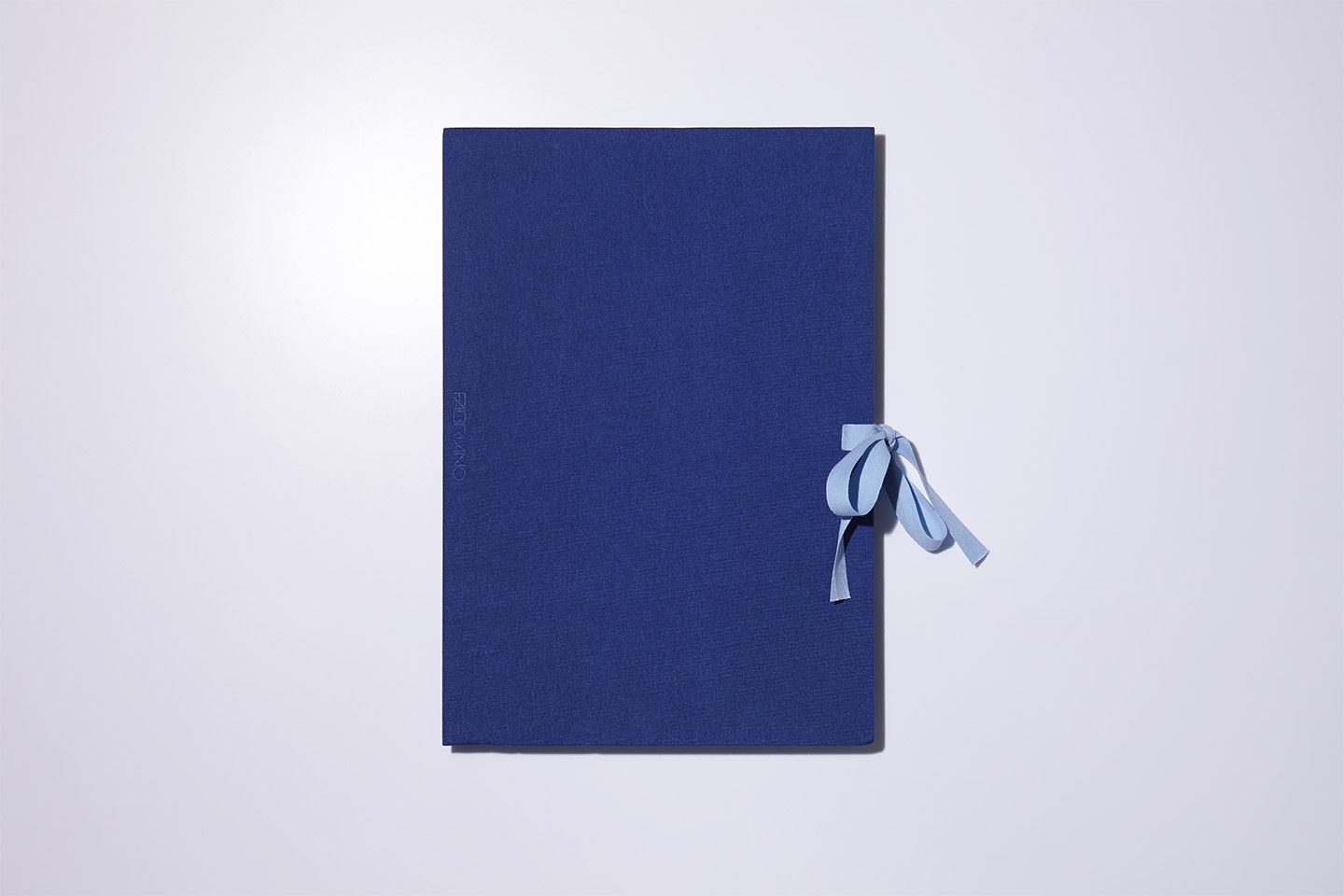 愛らしいコットンリボンで留める仕様だから、書類をたくさん入れてもしっかりまとまり、持ち歩きにも便利! ネイビー×ブルーの美しい配色は、手にするたびに気分が高まります。