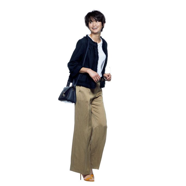【3】黒ジャケット×白Tシャツ×ベージュワイドパンツ