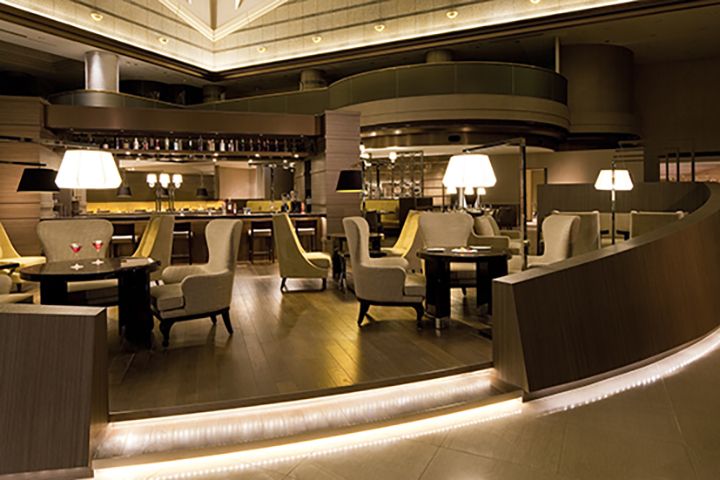 東京マリオットホテル「Lounge & Dining G」の開放感あふれる吹き抜けのラウンジ空間
