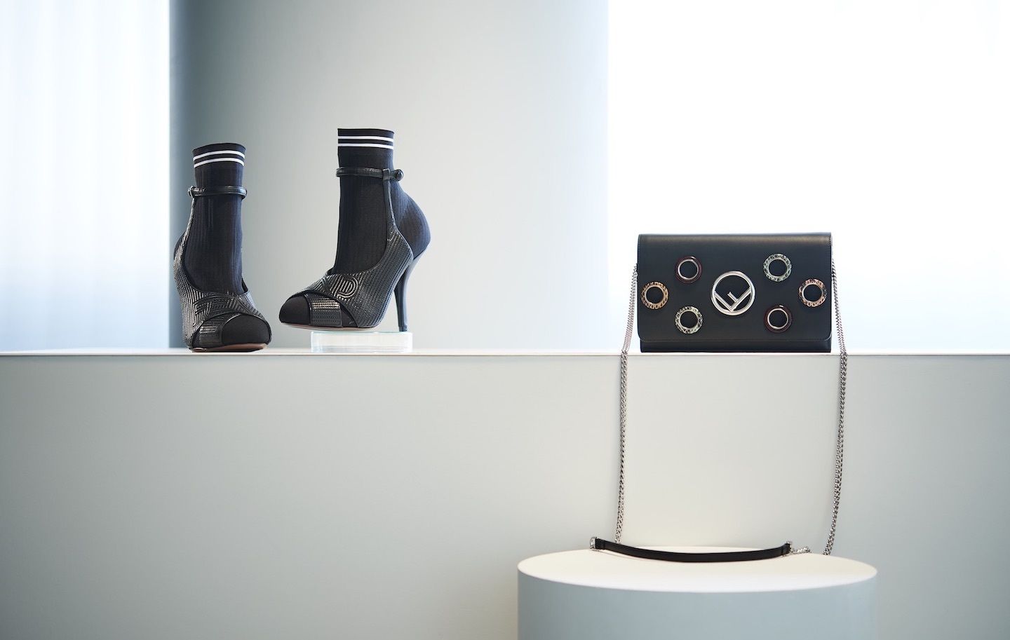 シューズ「ロココ」(H10.5㎝) ¥126,000・バッグ「ロゴ」(W13.5×H22.5×D4㎝) ¥194,000(フェンディ)
