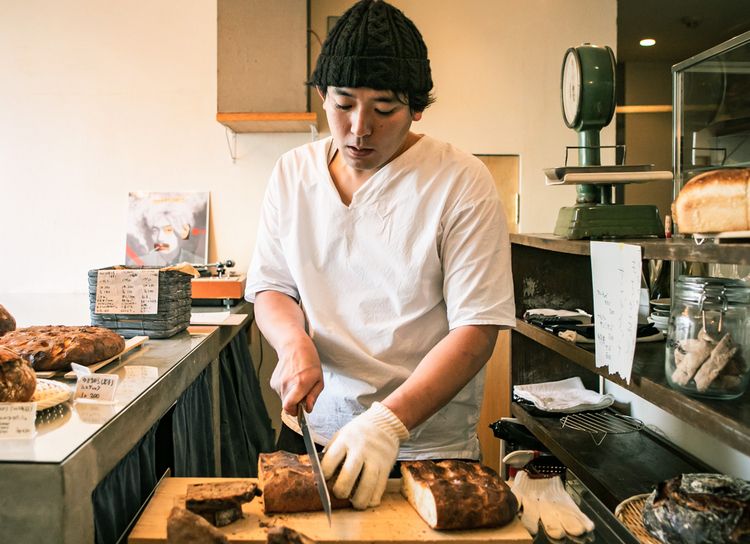 小麦の特徴、パンの味わいを説明しながら、パンを切り分けてくれる西野さん