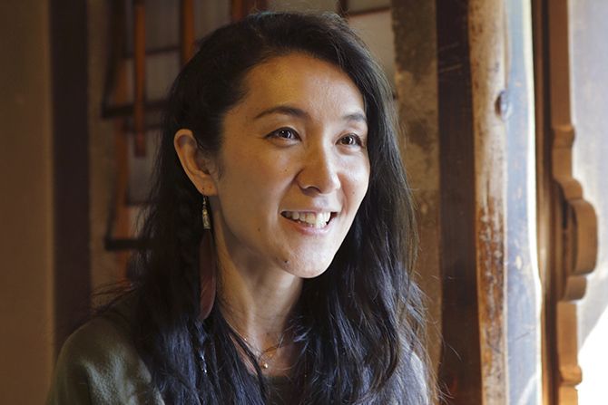 会話をする稲岡亜里子さん