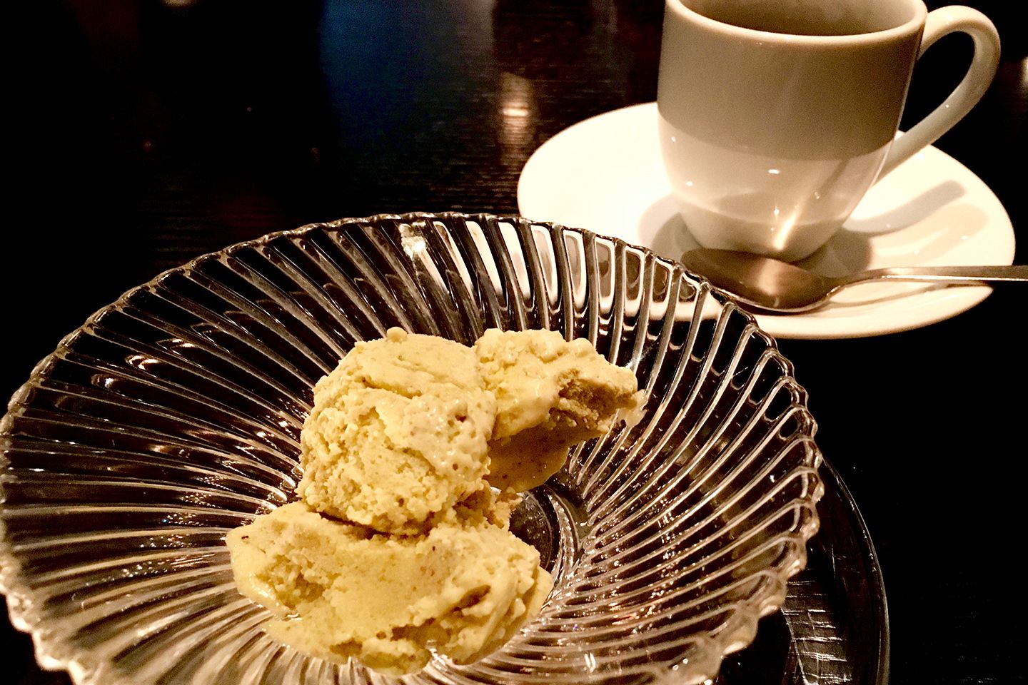 デザートは手作りのピスタチオのアイス。甘すぎずにナッツの食感も楽しめる大人向けのデザート。コーヒーでまったりと余韻を楽しむことに。