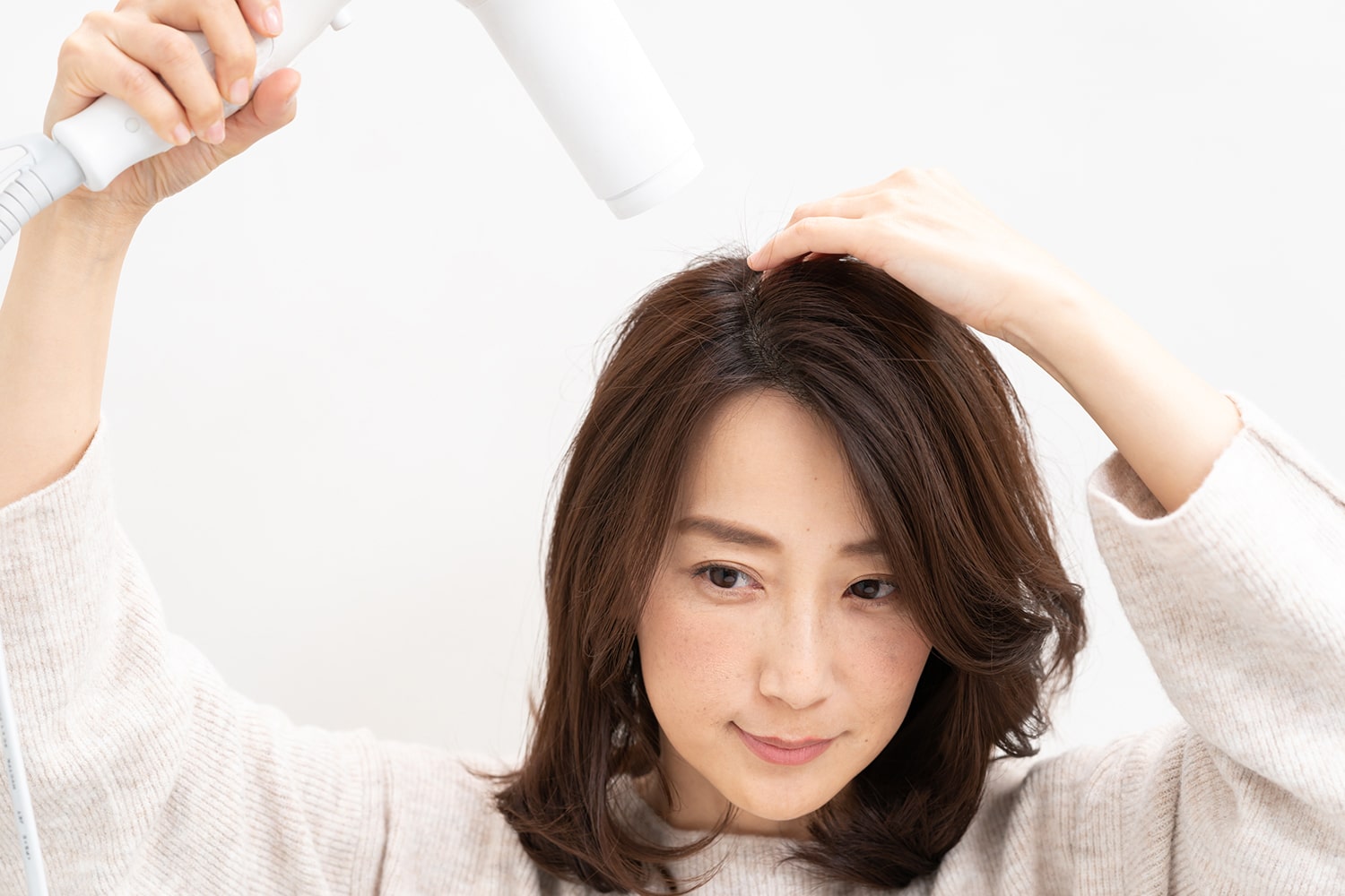 指の腹で地肌をこするように乾かす。分け目がふわっとすればOK。