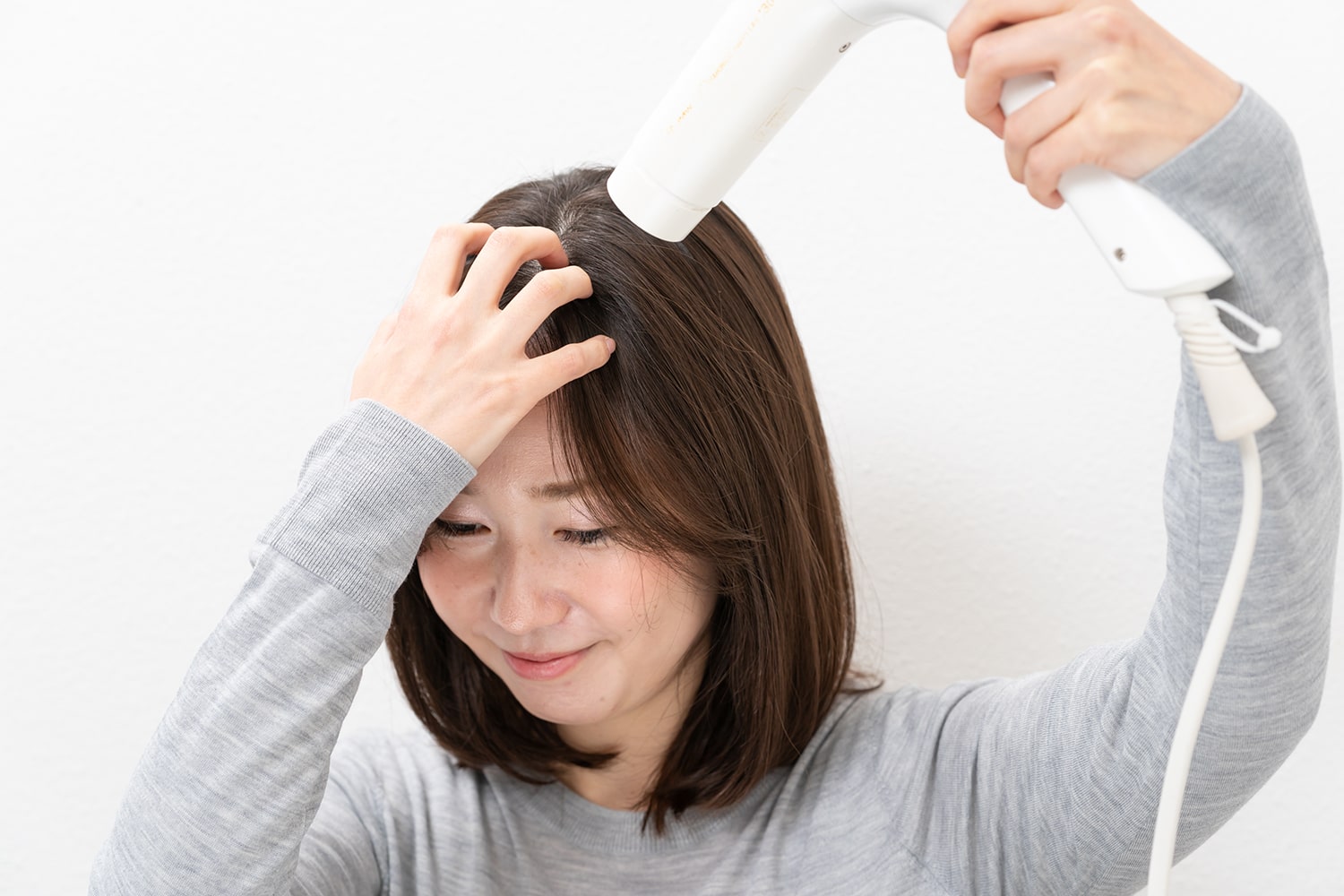 分け目方向に向いている毛穴をニュートラルな状態に戻す感覚で。