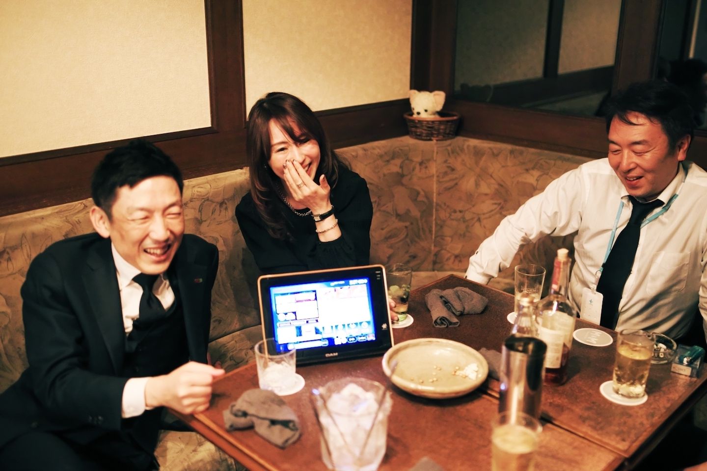 和気藹々と楽しい夜は更けていく