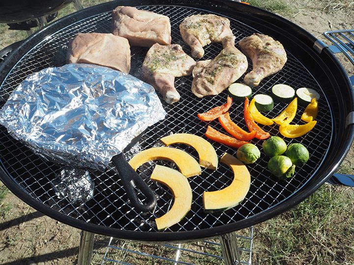 バーベキューは屋外に設置されたBBQグリルで