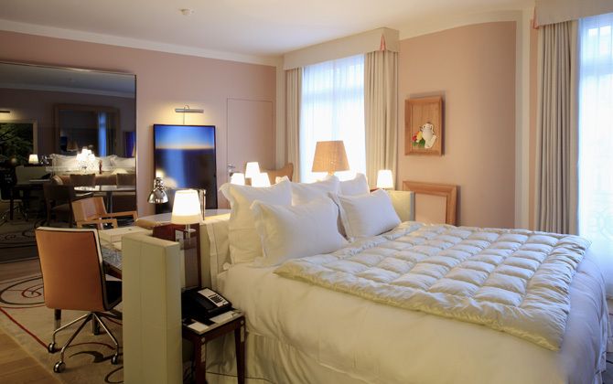 パリ中心地にあるホテル「ル ロイヤルモンソー・ラッフルズ パリ」の客室
Deluxe Collection Rooms designed by Philippe Starck in Hotel Le Royal Monceau Raffles Paris Paris France.