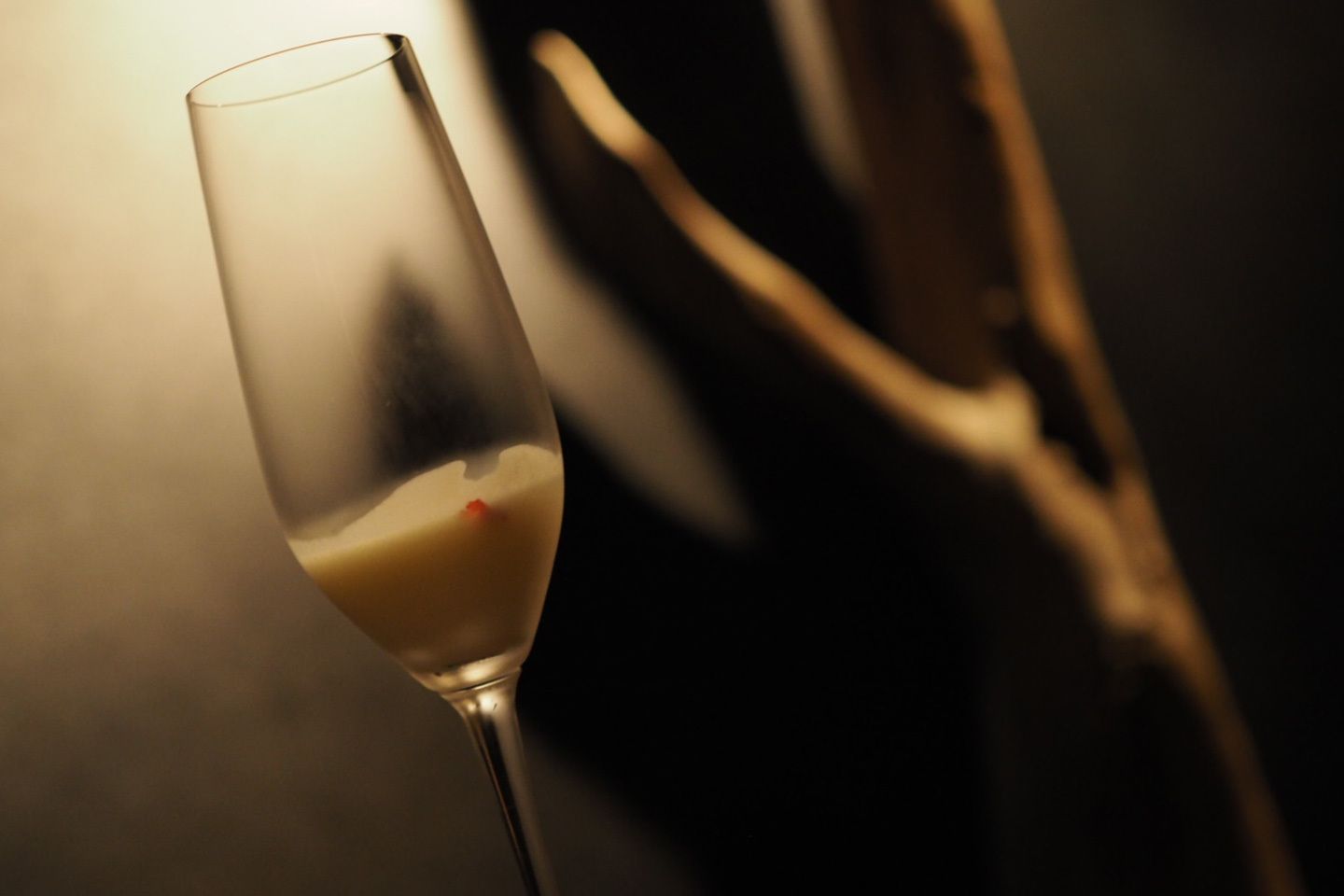 お酒といいますが、実はフルートグラスに入ったジャガイモのエスプーマ。※食前酒の内容はオープン後、季節やその日の仕入れ状況によって変わる予定です。