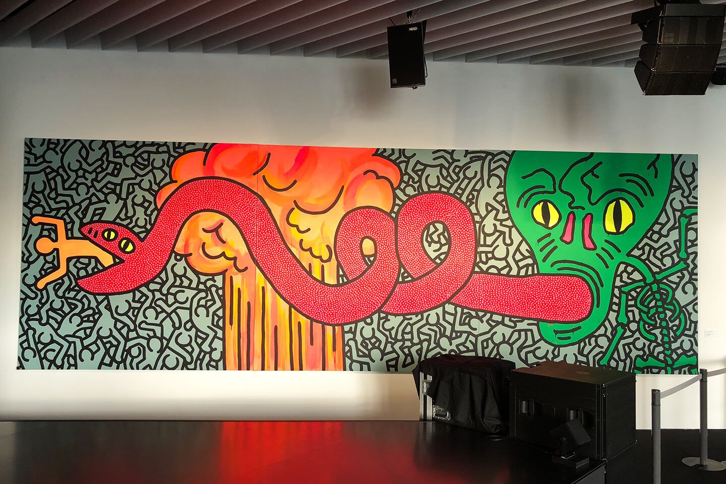 「ブルガリ セルペンティフォーム アート ジュエリー デザイン」に展示されたキース・へリングの巨大な作品 © Haring Foundation