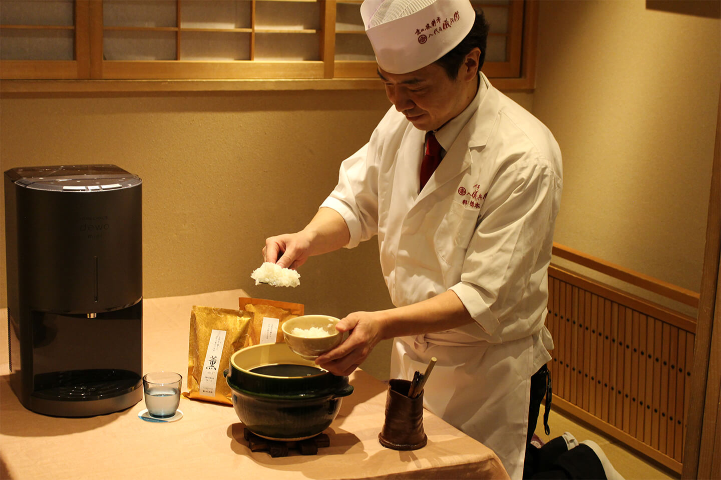 天然水で炊いた銀シャリをよそう橋本総料理長