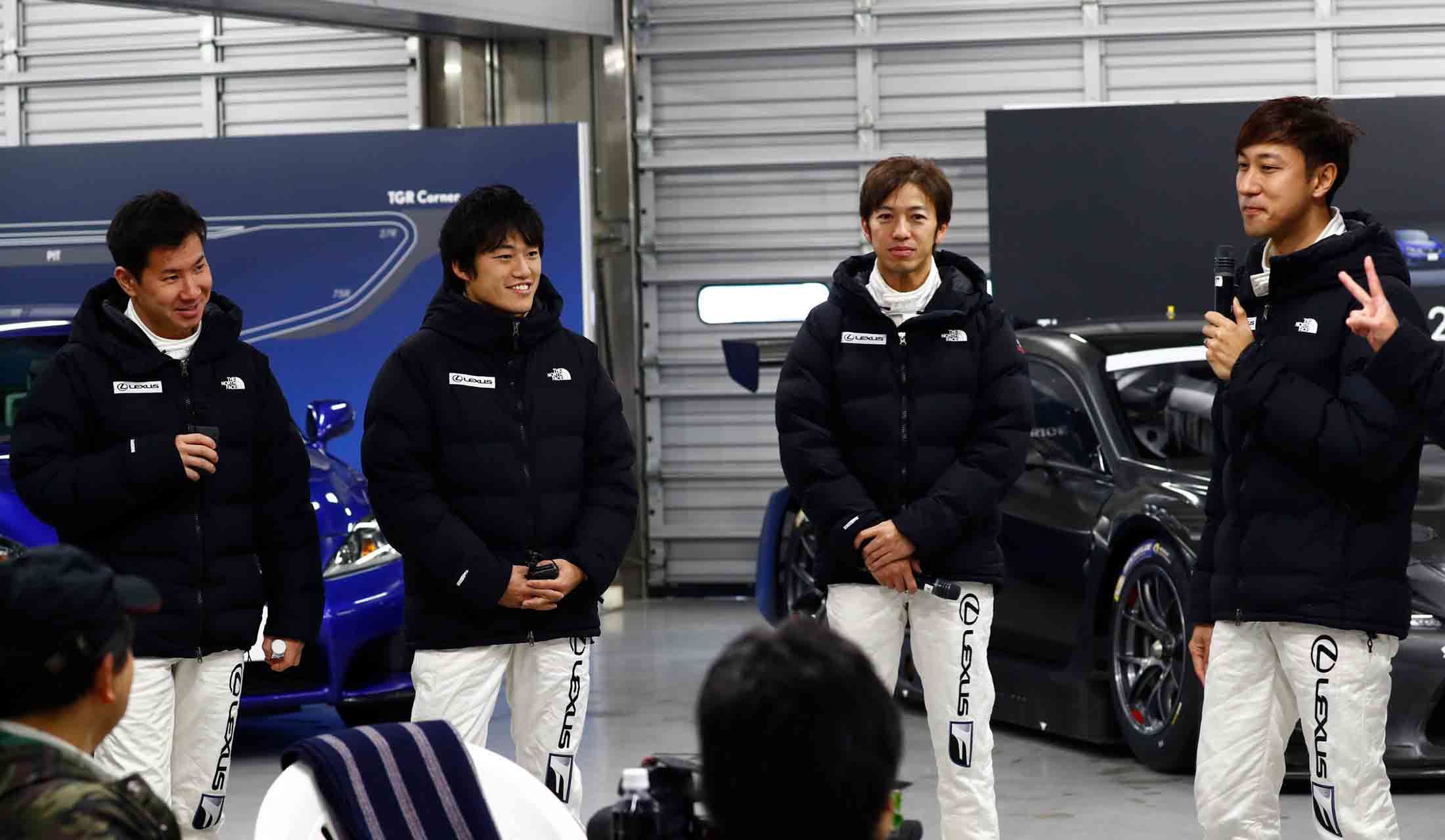 小林可夢偉氏(左端)をはじめ、現役のトップドライバーがインストラクターを務める豪華なイベント。適切なドライビングポジションを保ちながら、ピットインした時に、いかにかっこよく見せるかという「小ネタ」も披露してくれた。