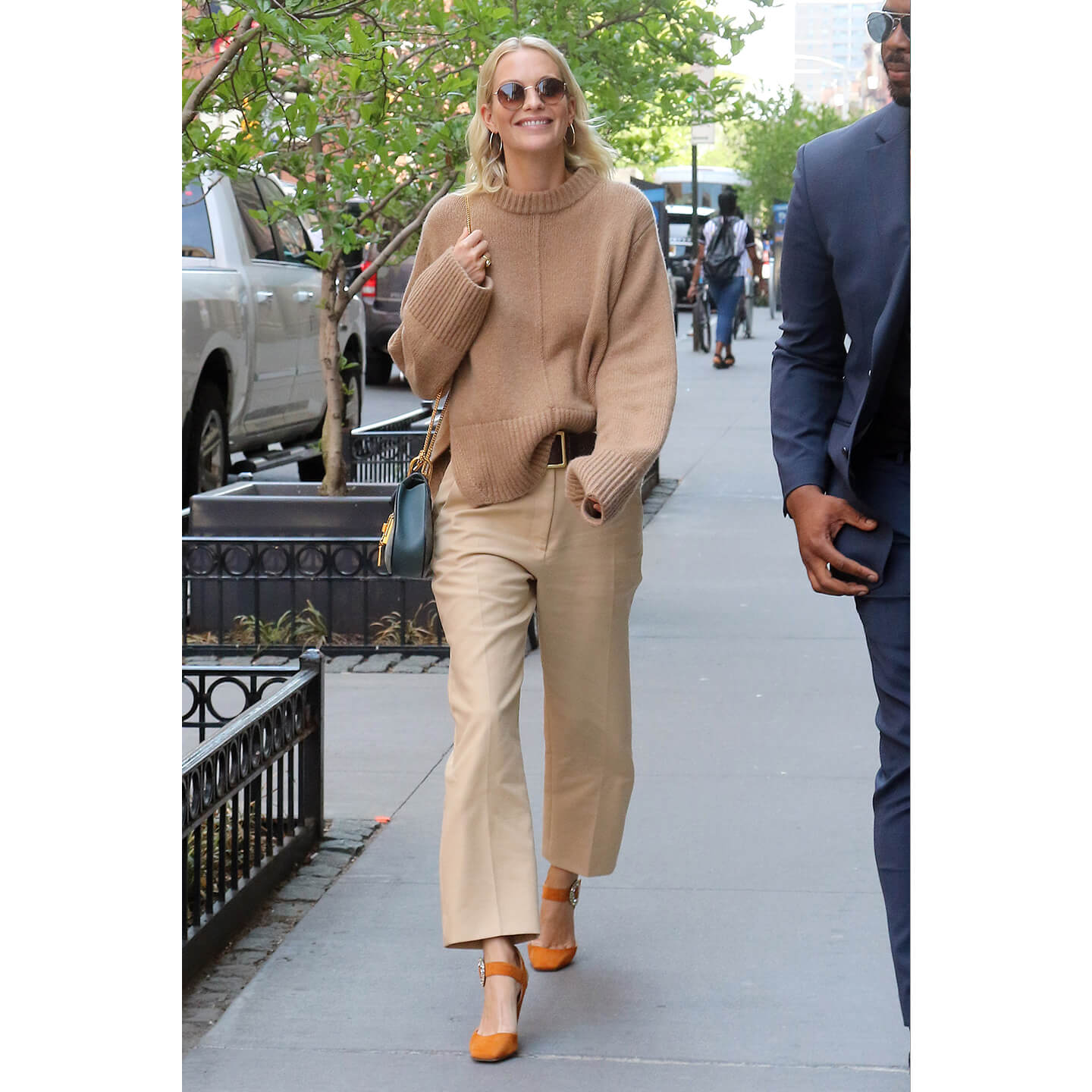 キャメル色のニットを着こなすPoppy Delevingne(ポピー・デルヴィーニュ)氏