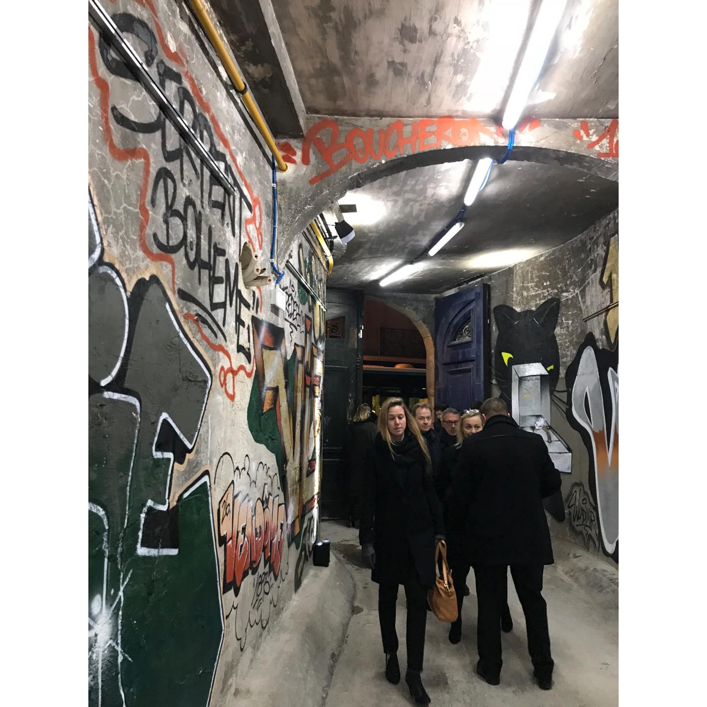 造幣局の入り口の通路には、ストリートアートのようなグラフティー。これはこのイベントのために描かれたもので、通常はありません。