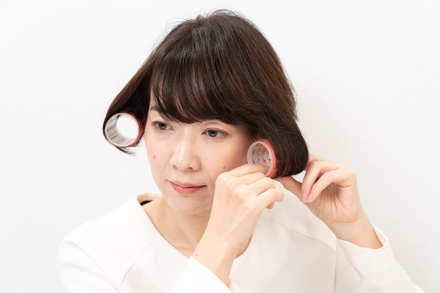 太めのロットで毛先を内巻きにする