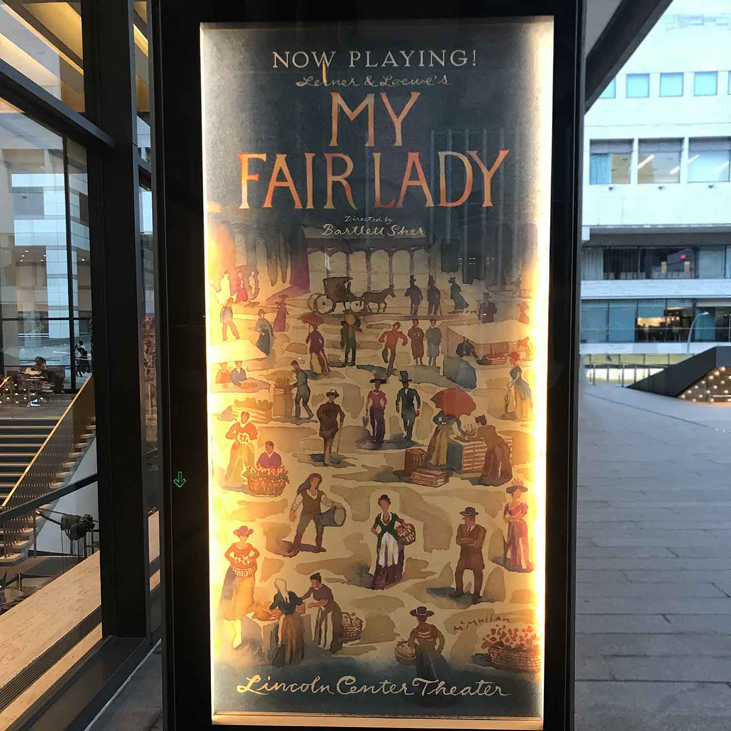 『マイ・フェア・レディ』上演中のヴィヴィアン・ボーモント劇場前のビルボード
