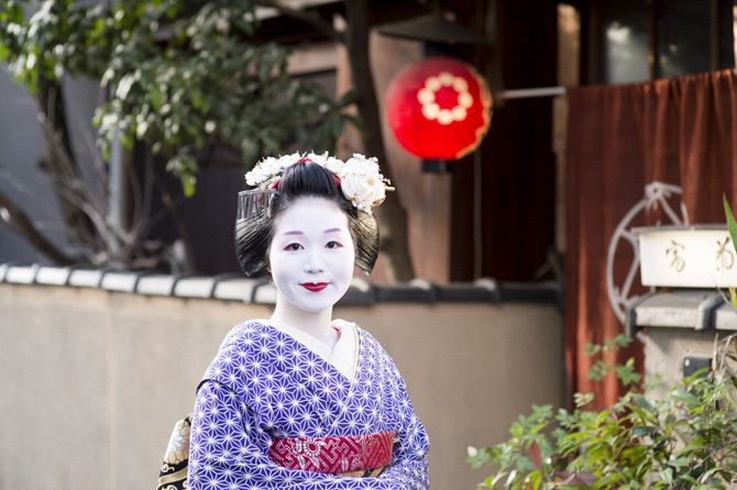 京都の花街史上初となるバイリンガルの舞妓・富津愈さん