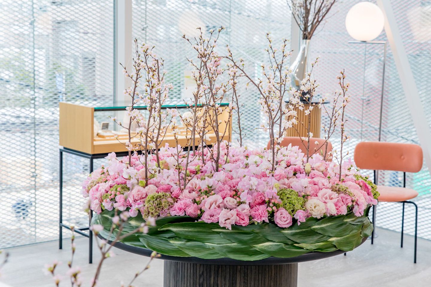南青山のフラッグシップストアでは、ニコライさんによる桜の枝を使ったフラワーアレンジメントで空間を演出。