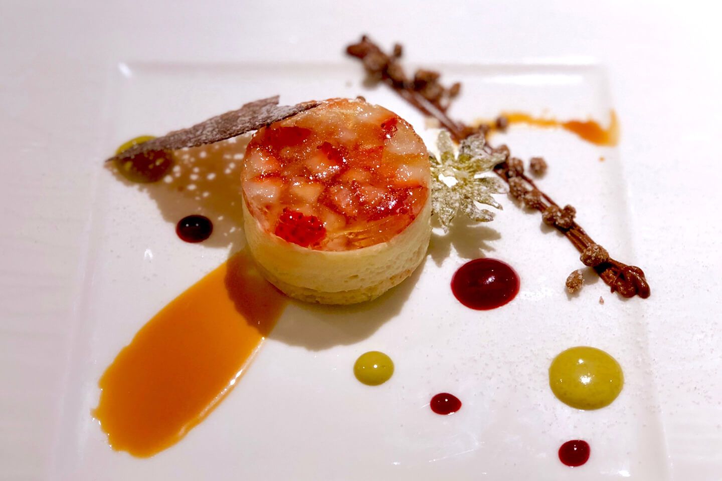 デザートは蜂蜜のババロワ。イチゴを乗せた華やかさが春が近いと伝えます。