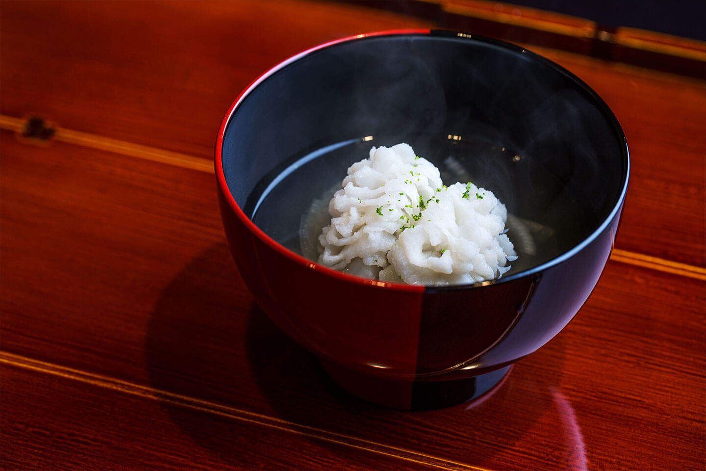 調理のみならず、料理人がゲストの前で仕上げて取り分けるところまでが「kappou ukai」のすき鍋。ぷるりと絶妙な食感に仕上がった鱧に、上品な出汁、玉ねぎの甘み、ゆずの爽やかさが絡みます。※実際の鱧は炙りでの提供になります。