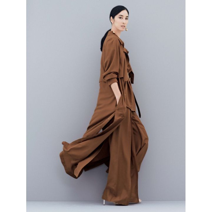 カシミアウールのコート・シャツ・パンツ・ベルト(三喜商事〈アニオナ〉)、ピアス(ザ・ショーケース バイ デルパン GINZA SIX店〈アイアム バイ イレアナ・マクリ〉)、靴(JIMMY CHOO) 撮影/浅井佳代子 BY:『Precious5月号』小学館、2019年