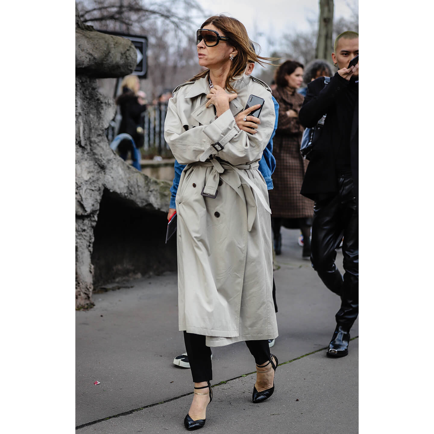 ロング丈のトレンチコートにストラップパンプスのCarine Roitfeld(カリーヌ・ロワトフェルド)