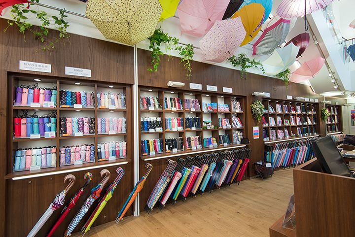 カラフルな傘が図書館のようにディスプレイされている店内