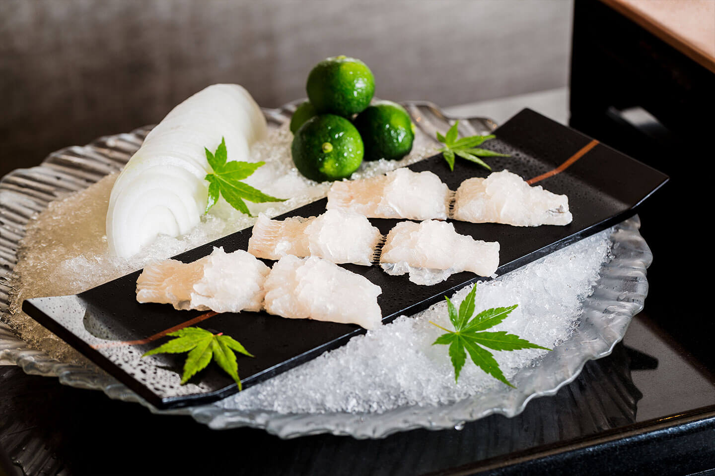 ディナーコース(¥19,440)より、「淡路の鱧と初夏野菜のすき鍋」。季節の食材を使ったすき鍋は「kappou ukai」名物。初夏はともに淡路産の鱧と新玉ねぎを合わせて。ご覧ください、美しく処理された鱧! これを骨切りの段階から間近で見ることができるなんて、わくわくしますよね。