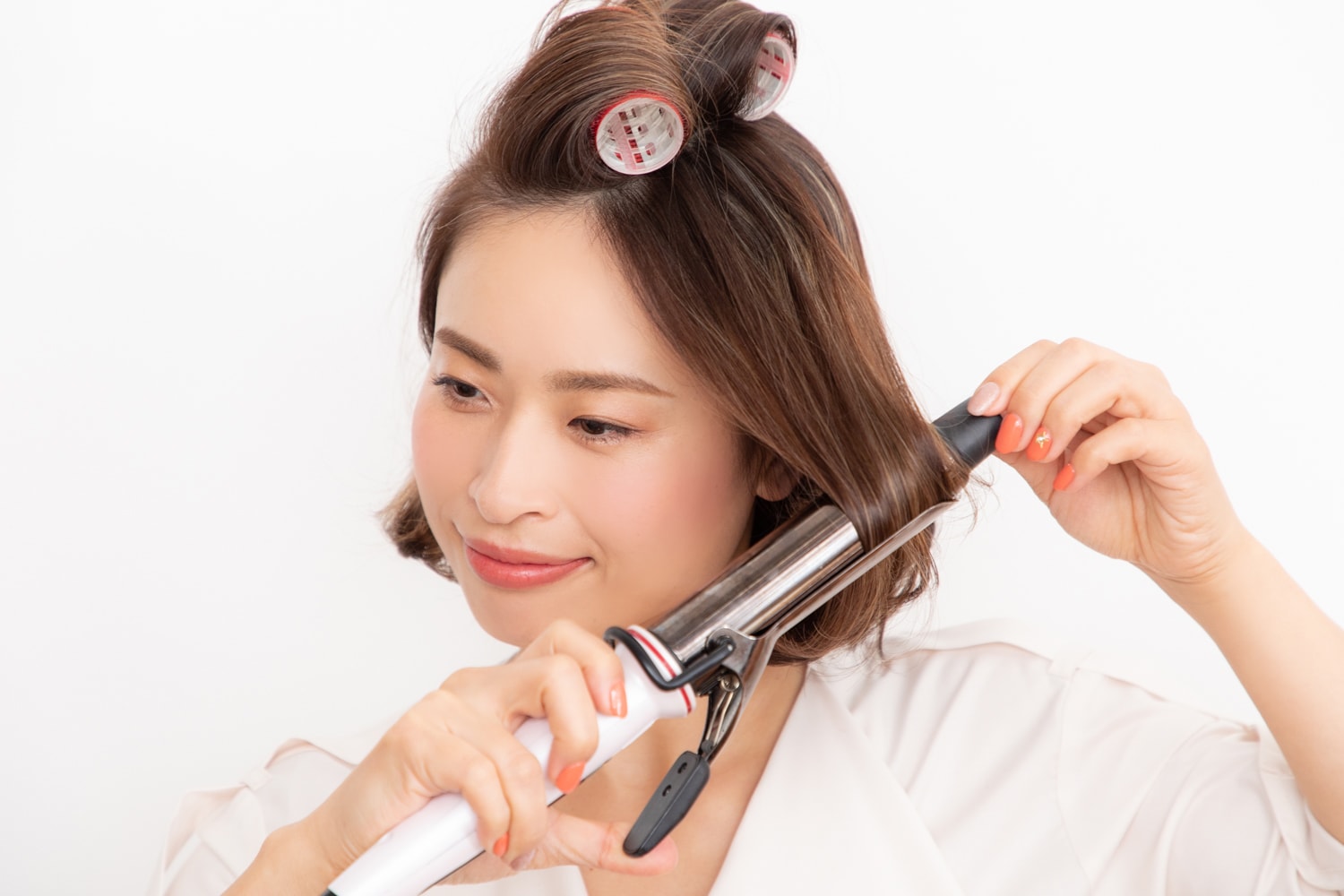 32mmのヘアアイロンで、全体の毛先のみ内巻きにワンカールさせる。