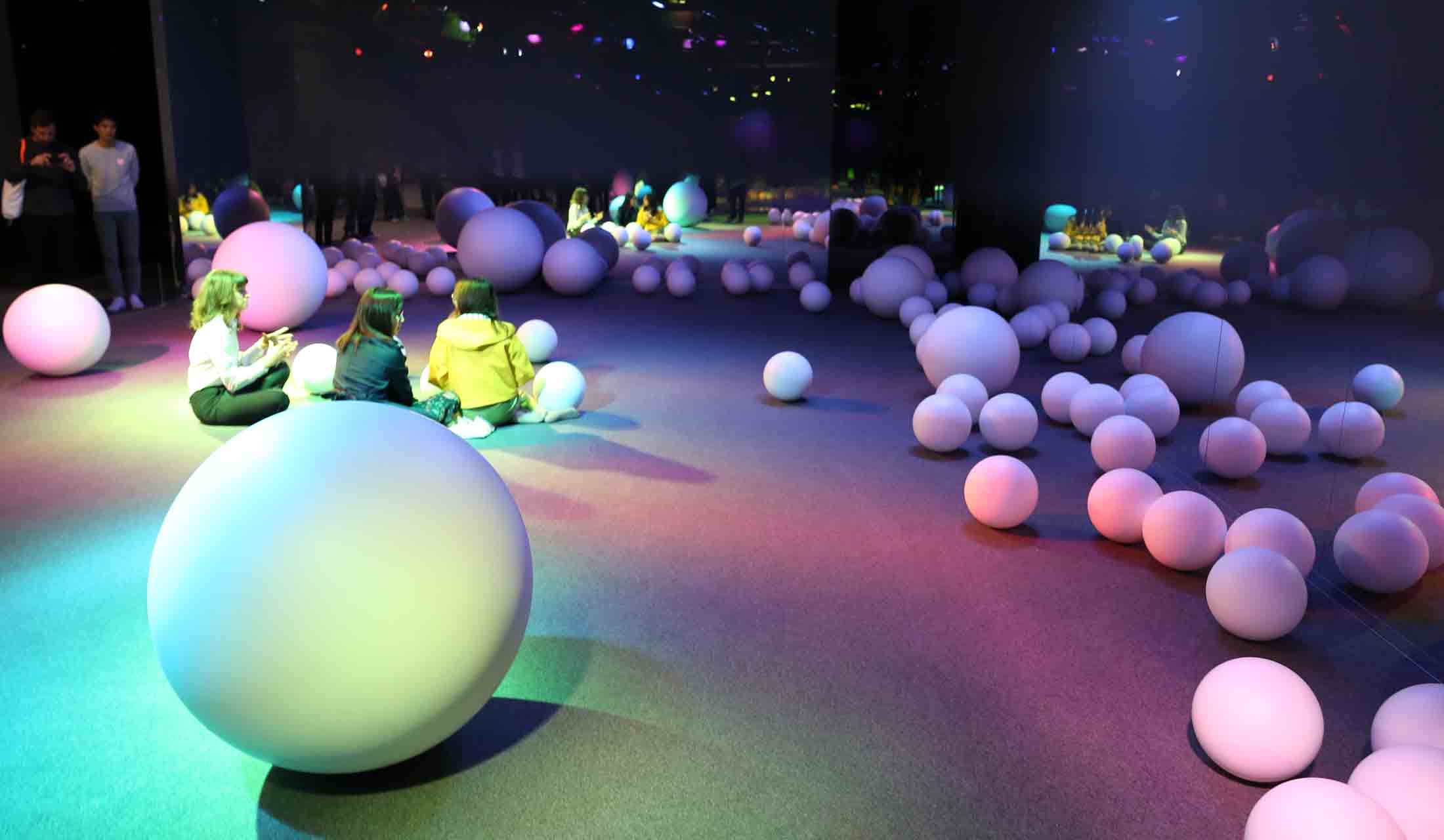 人間の存在を感知するところころと近寄ってくるボールもSONYの「Affinity in Autonomy 共生するロボティクス」展示の一部。