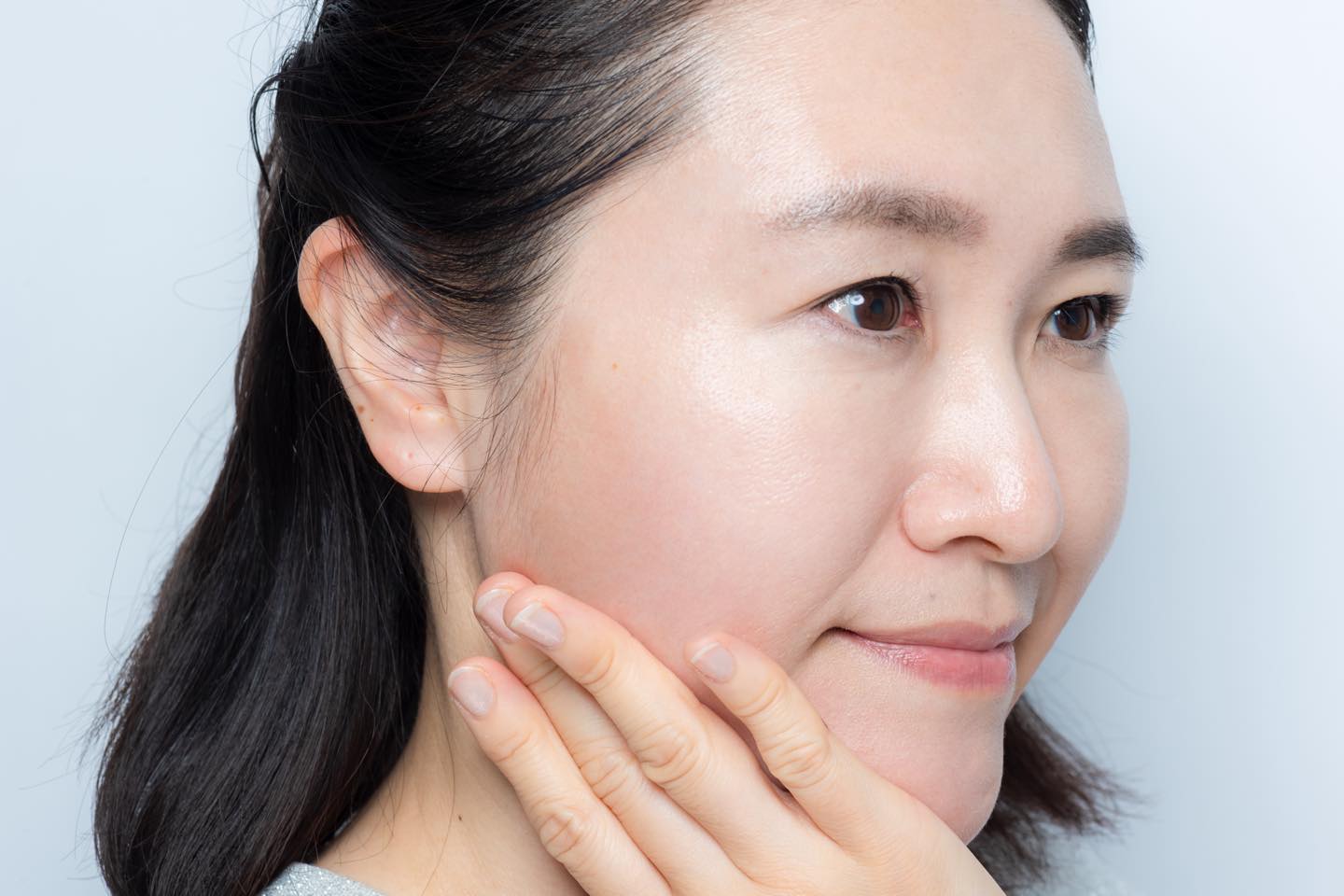 ラインが完全に肌になじむまで、下向きに指を動かします。