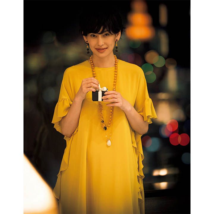 【4】イエローラッフルスリーブワンピース×ロングネックレス