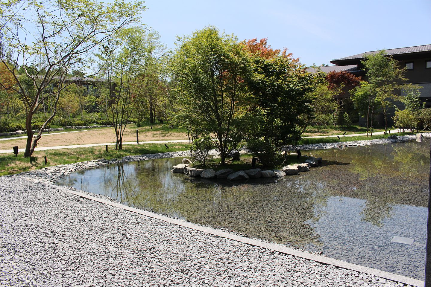 池がある庭園