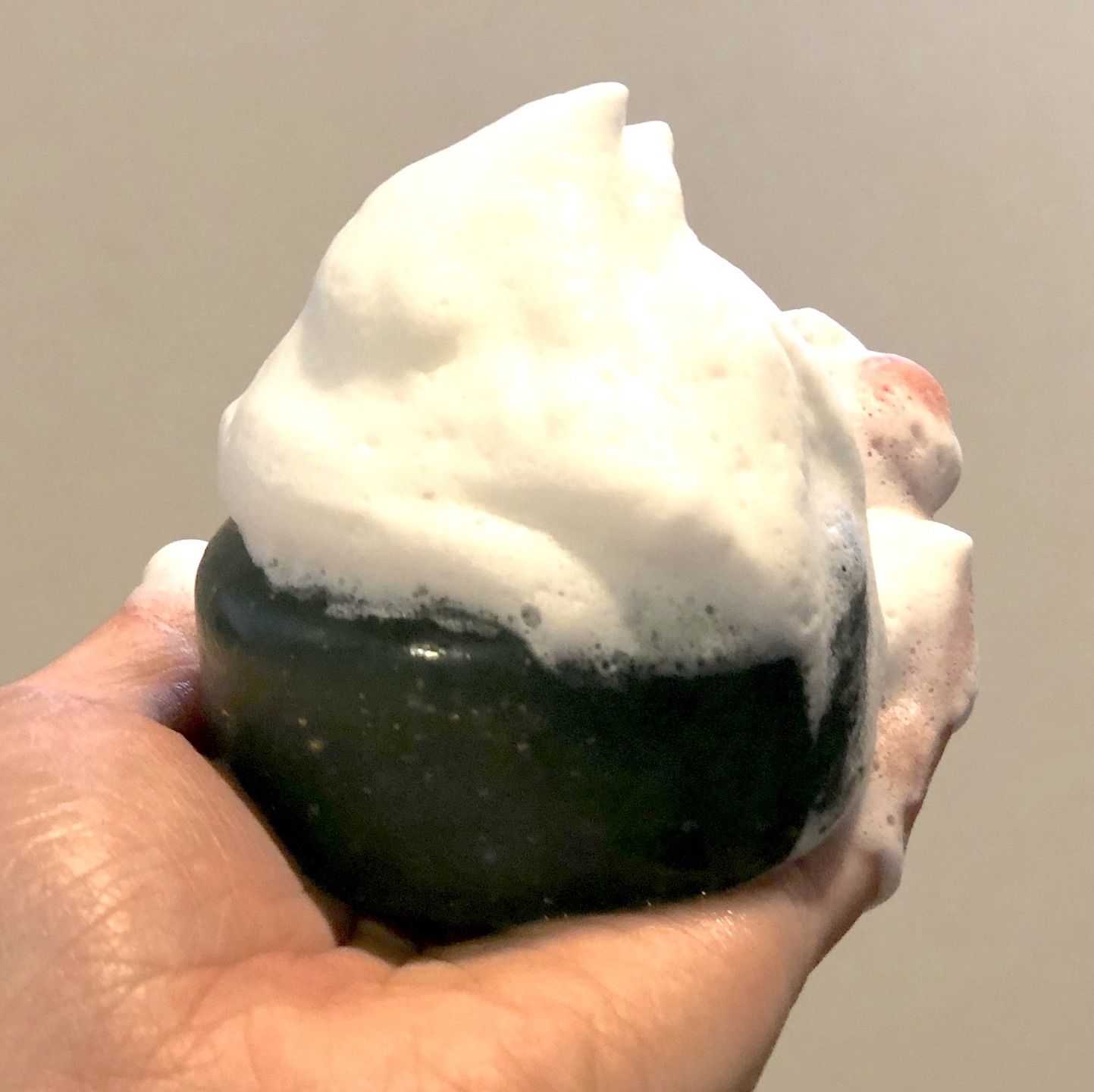 ジェイド・クリスタルを実際に泡立ててみた様子。泡立ちがよく、きめ細やか!