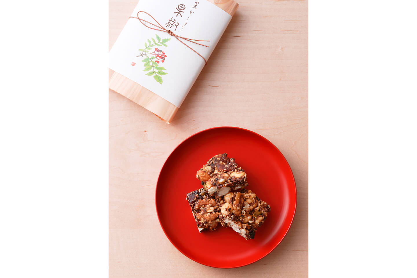 紫野和久傳「薫 果椒 カカオニブ」小 ¥2,000・大 ¥3,000(税抜)/販売期間:1月7日〜2月末頃(数量無くなり次第、早期終了の可能性あり)/販売店舗:東京・名古屋・京都の店舗およびオンラインストア