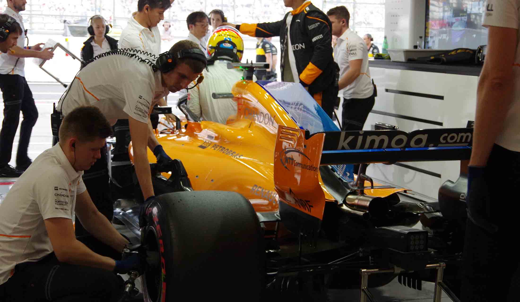 鈴鹿サーキットのピットに入ったマシンから、F1ドライバーが降り立つ瞬間。 マクラーレンオーナーだけが購入できる、マクラーレンF1エクスペリエンスの観戦チケットには、チームガレージの見学ツアーも含まれている。