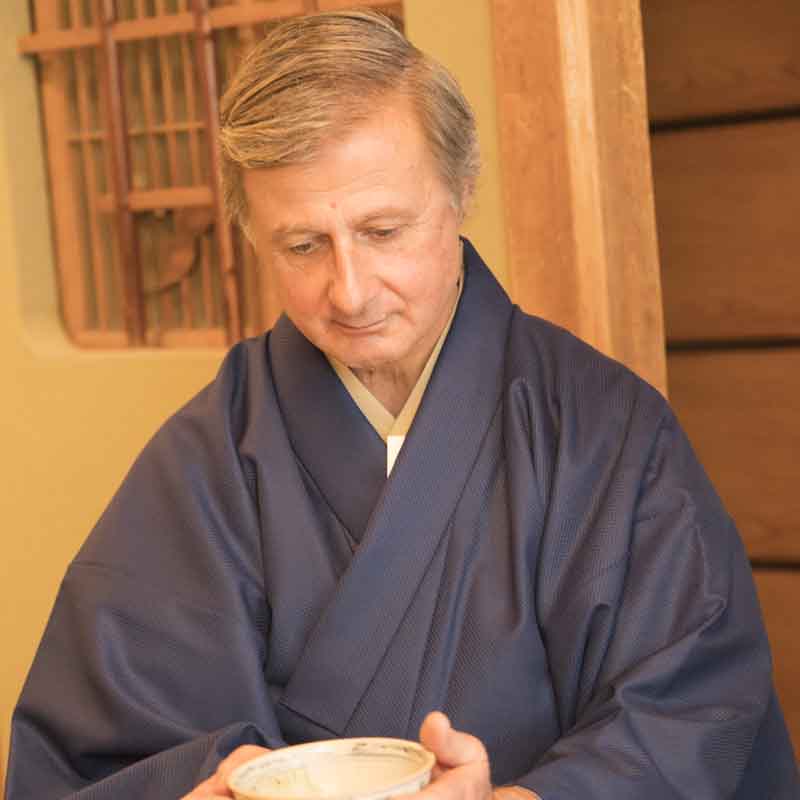 初めて着物にそでを通したドーメル5代目のドミニク・ドーメル氏。袴は同素材で違う色の生地で仕立てた。