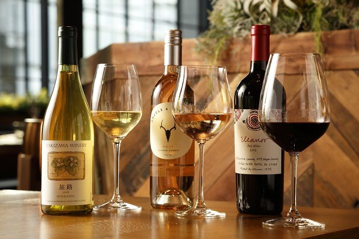 〔写真左から〕北海道・TAKIZAWA WINERYの白ワイン「旅路 2016」、カリフォルニア・キャノンボール ワイン カンパニーのロゼ「キャノンボール エンジェルズ&カウボーイズ ロゼ 2016」、カリフォルニア・フランシス・フォード・コッポラ・ワイナリーの赤ワイン「フランシス・コッポラ ”エレノア” レッドワイン 2010」※在庫がない場合もございますので価格や詳細はお問い合わせください