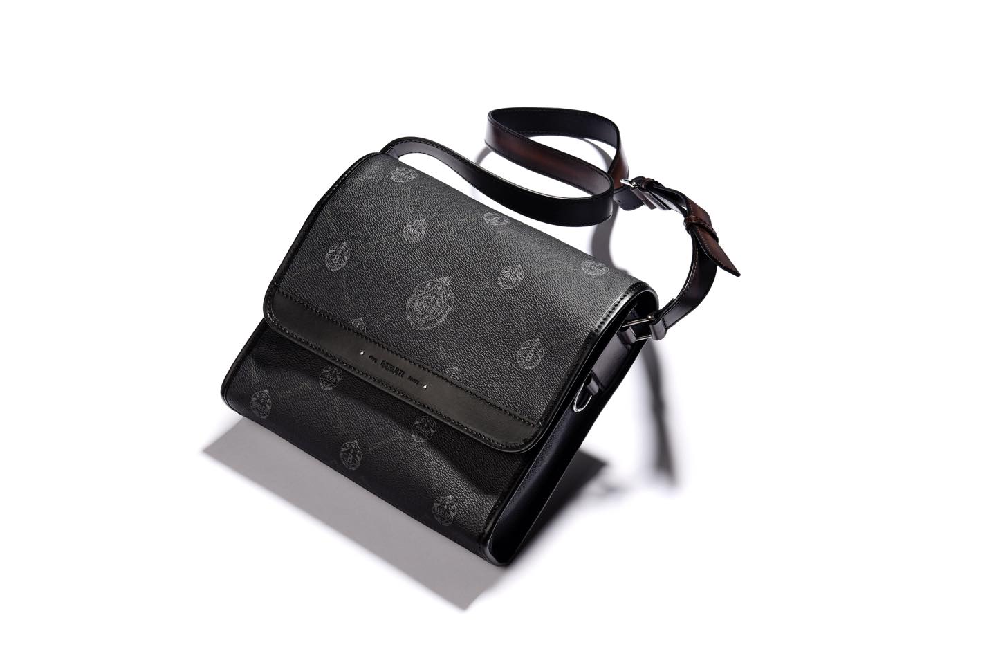 【H23×W26×D7cm】バッグ¥149,000(ベルルッティ・インフォメーション・デスク)