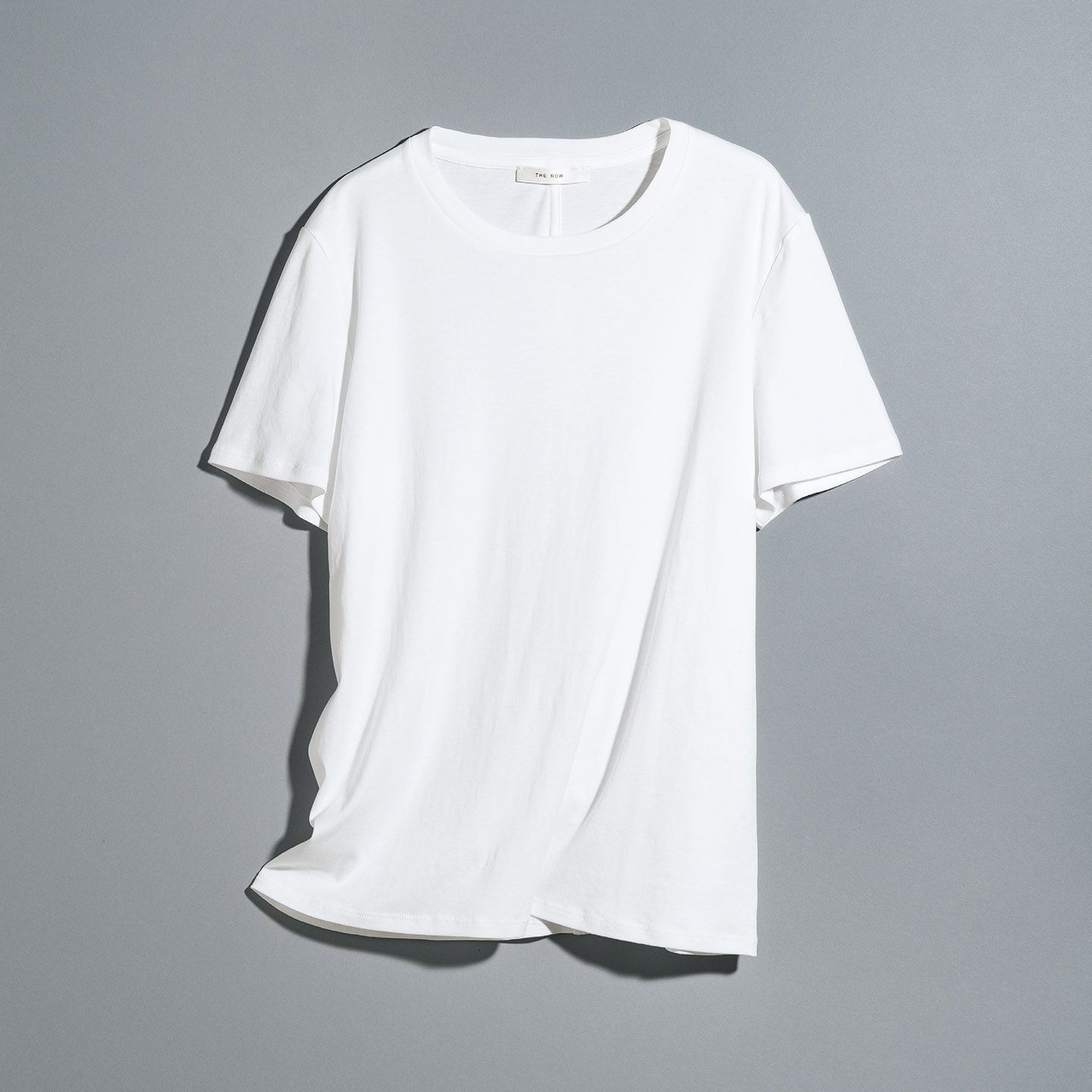 ザ・ロウの白Tシャツは、リラックスした着用感ながらすっきり見えるシルエット！ | Precious.jp（プレシャス）