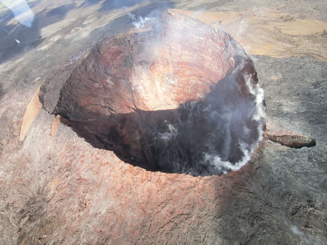 2018年の噴火により、火口が広がり、容積が1.5倍以上に増えたキラウエア火山