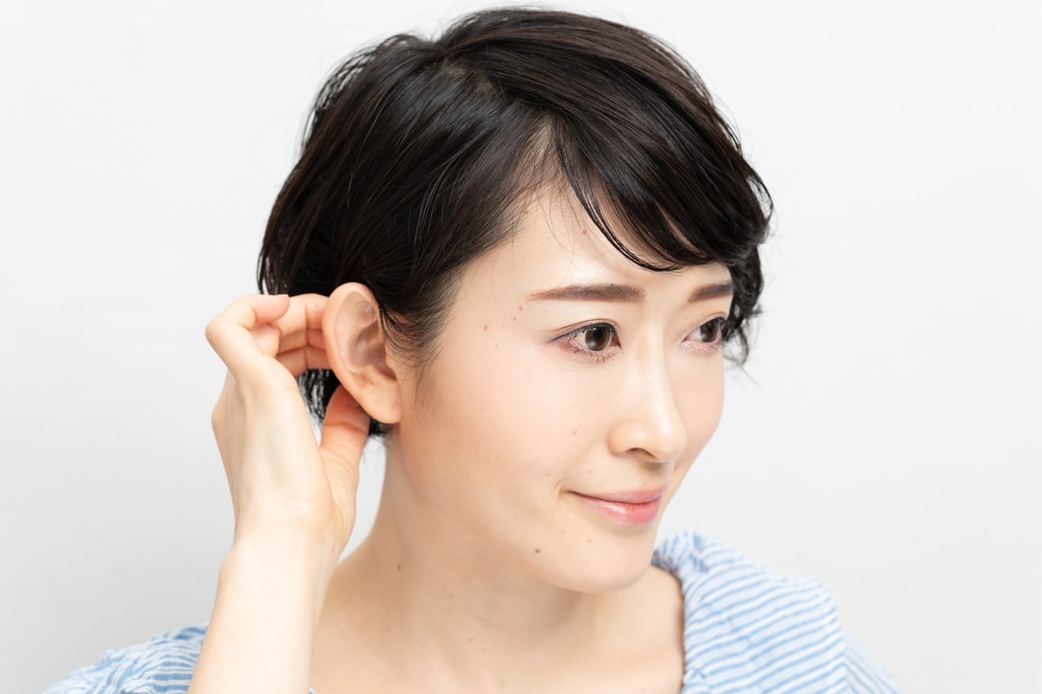 頭頂部のボリュームを潰さないようにしながら、サイドの髪はタイトにまとめる。