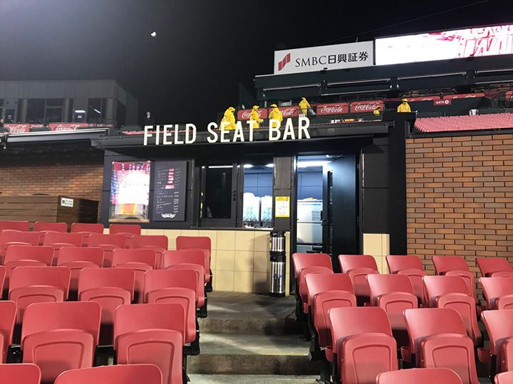 エリア内にはドリンクカウンターも。 ⓒRakuten Eagles