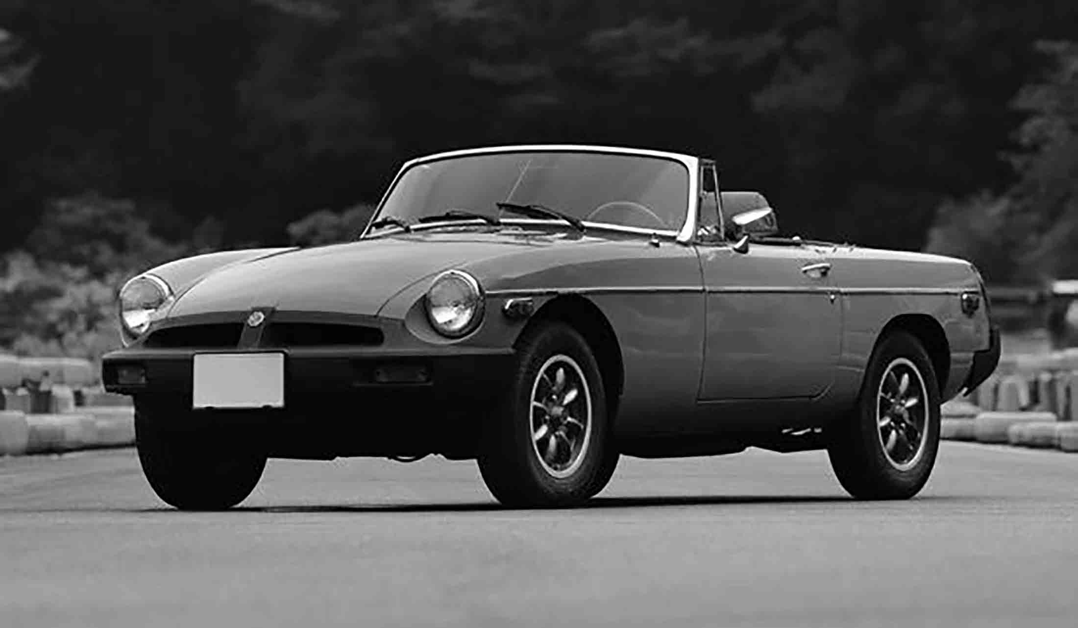 MGは英国を代表するスポーツカーブランド。『MGB』は1962年に誕生、1980年に生産終了。本当はアルミバンパーが感じだが、僕のは北米仕様のウレタン製。ま、これはこれで実用に適している。まだシングルシートで助手席がすっぽり空いていて、ここにクリスマスツリーなんか積んでオープンで走ったら絵になるだろうなー、とか考えるのが楽しい。