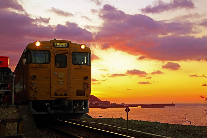 JR四国「伊予灘ものがたり」、 下灘駅の夕日