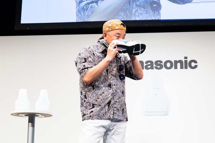 (うぐぐぐぐ・・・・)ひと晩、脱臭機を挿しておいたスニーカーを嗅ぐRGさん