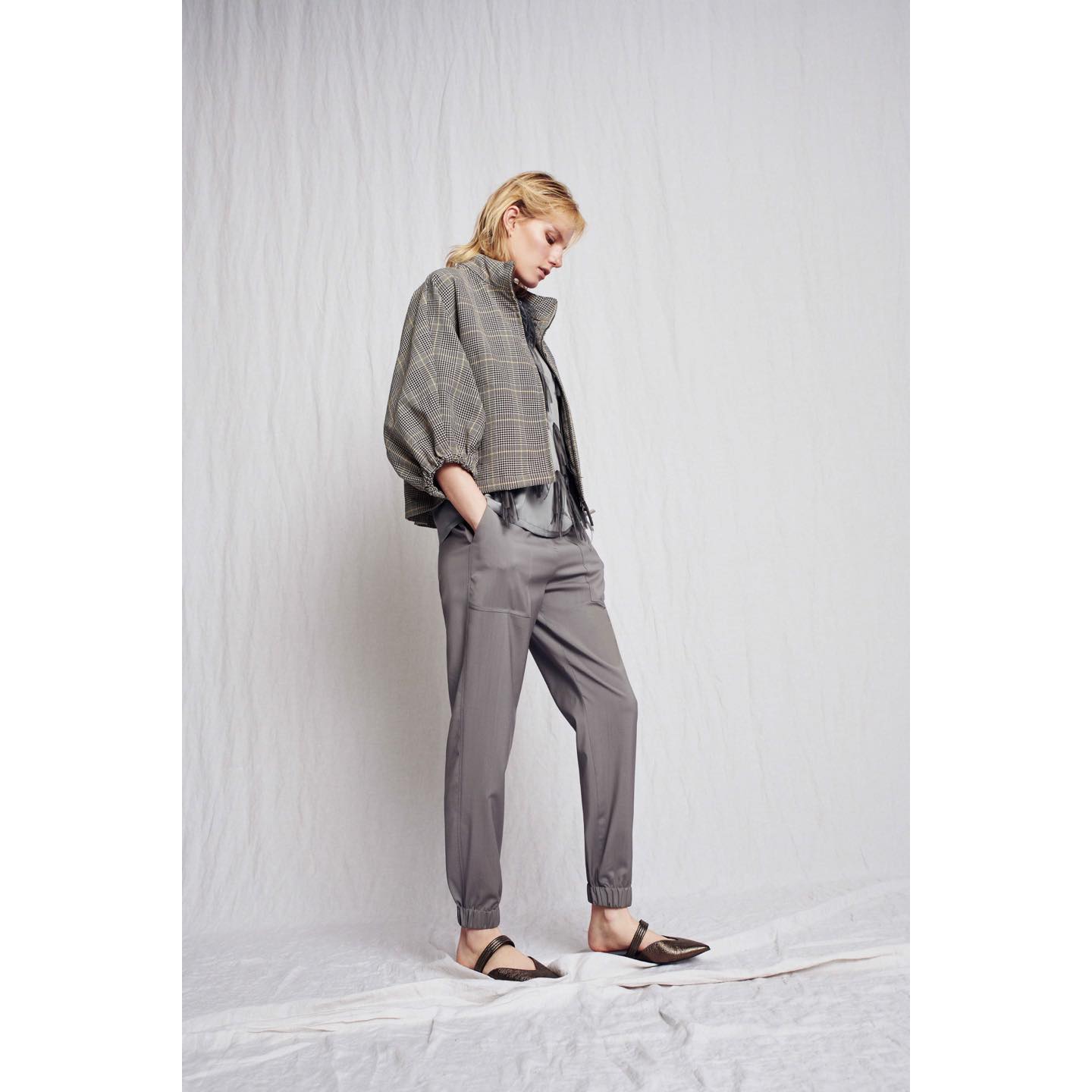 ジャケット¥166,000・トップス/参考商品・パンツ¥71,000・ネックレス¥62,000・靴¥94,000