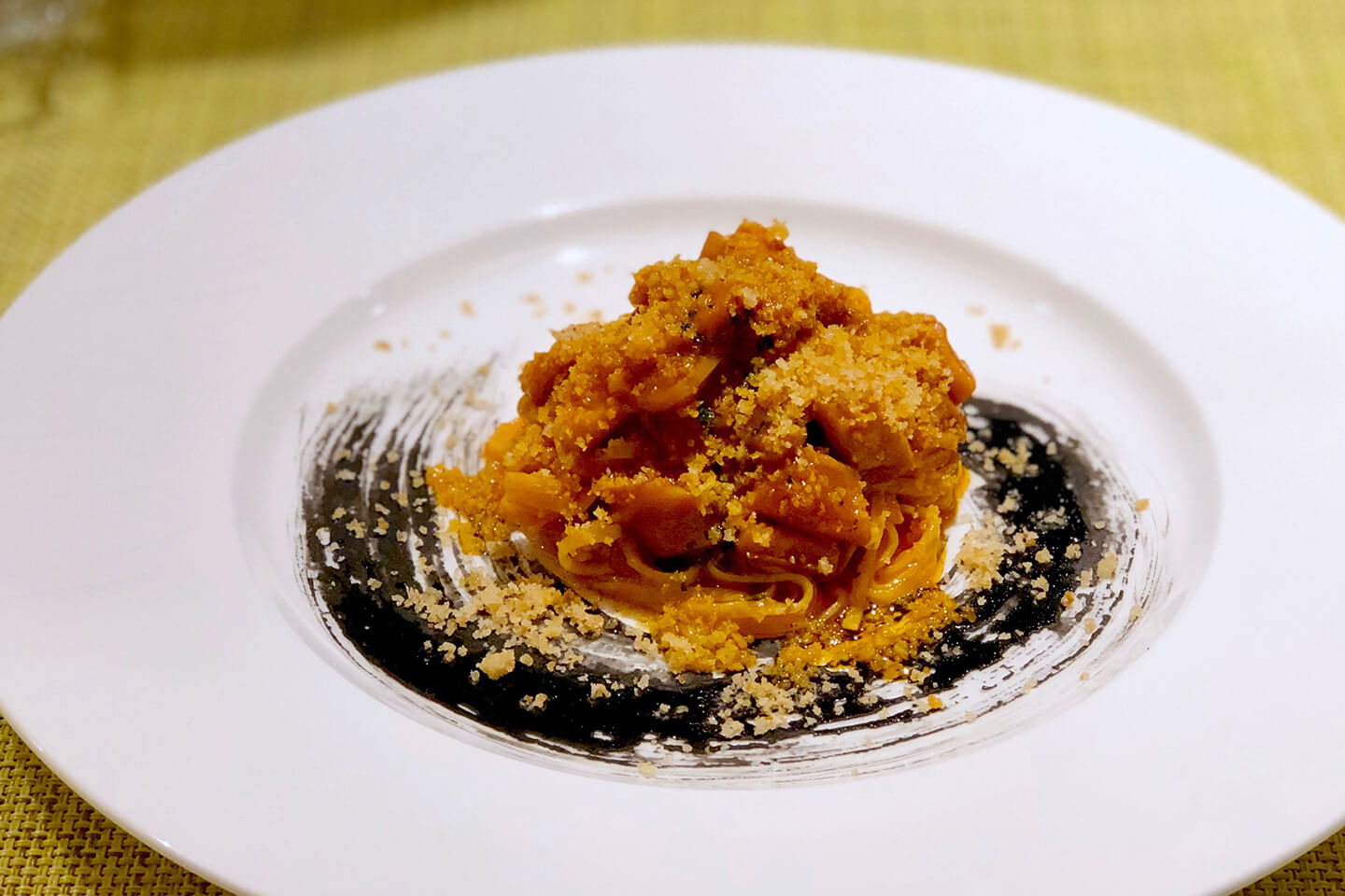 プリモピアット1品目は自慢のタリオリーニ。旨みたっぷりのソースに絡むパスタの食感が素晴らしい。