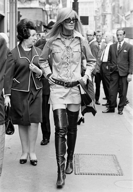 ベティ・カトルー。Betty Catroux, model and muse of Yves Saint Laurent pictured outside his first London Rive Gauche store on New Bond Street, London, opening day, 10th September 1969.