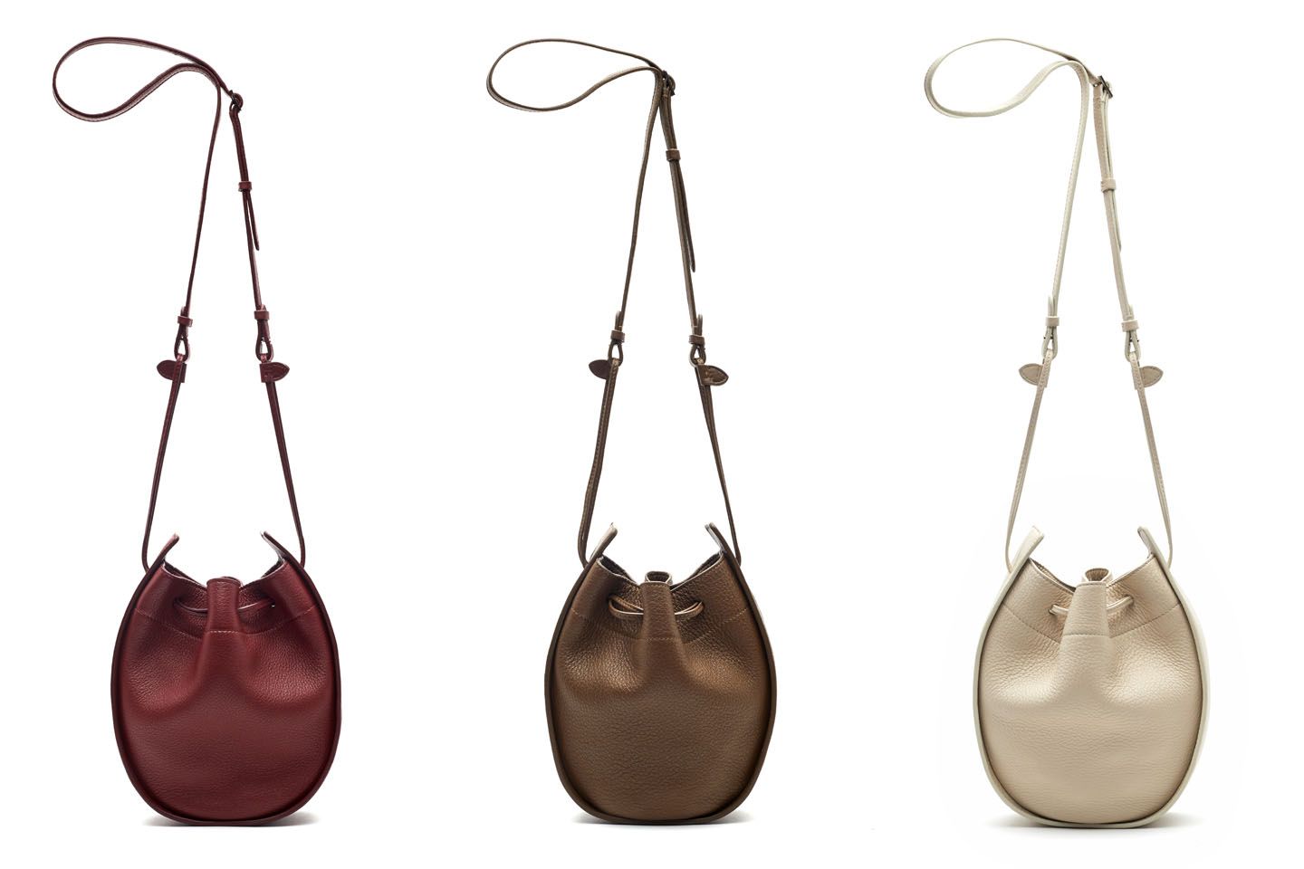 バッグ「DRAWSTRING POUCH(ドローストリング ポーチ)」(ディアスキン)【縦25.5×横24×マチ9cm】各¥139,000(税抜)